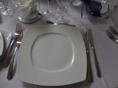 https://www.artnuptial.com/wp-content/uploads/2020/02/assiette20carre20blanc2.jpg