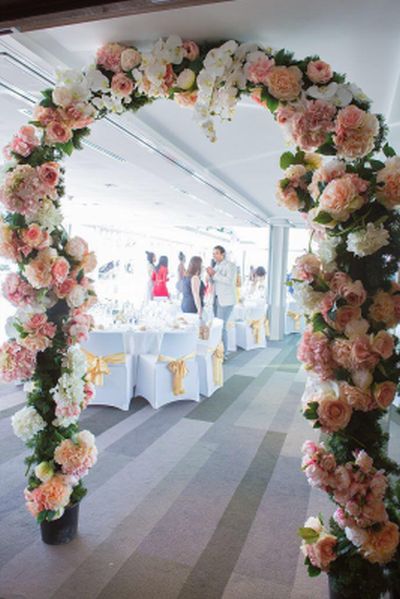 Quelques arches pour une décoration de mariage en exterieur