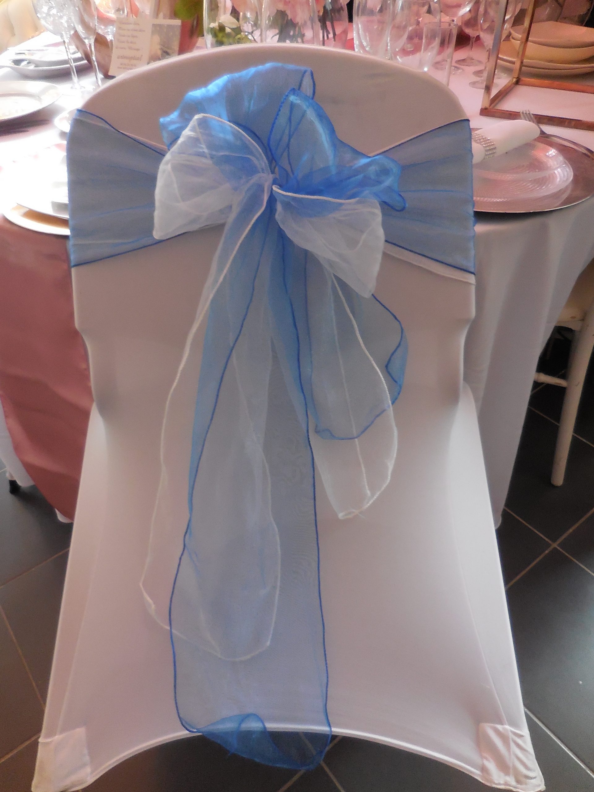 Double ruban de chaise Blanc + Bleu royal - Location deco mariage