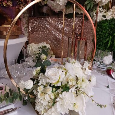 Cercle floral* pure full white (fleurs de soie toutes blanches ) SPECIAL TABLE D'HONNEUR - Location cercle de table