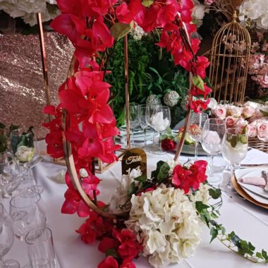 Cercle floral fleuri* bougainvillier rouge et hortensias blancs de soie - Location cercle floral