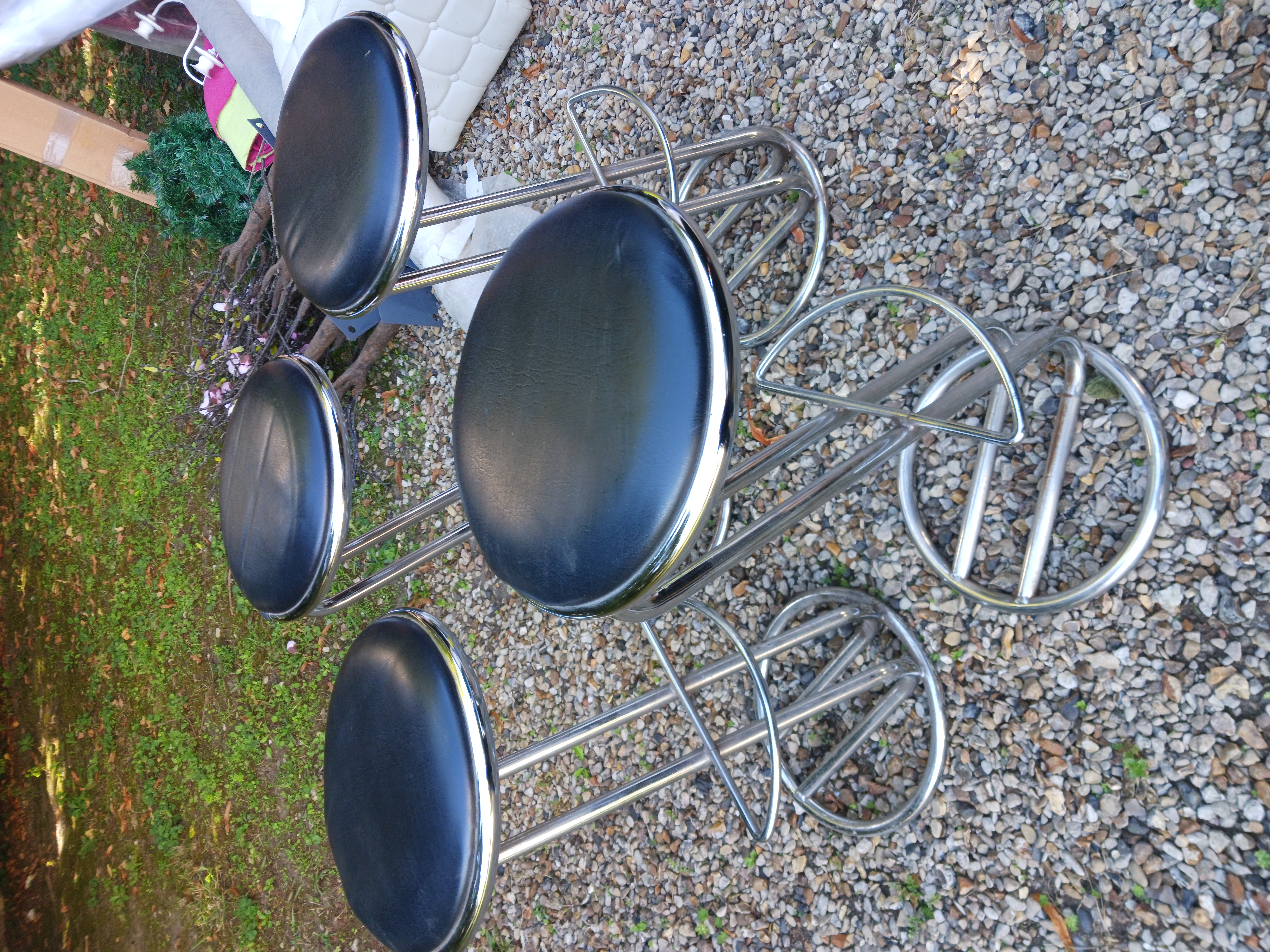 Pack "bienvenue" : 4 Tabourets hauts Z + 1 mange debout ( housse lycra comprise)- Location
